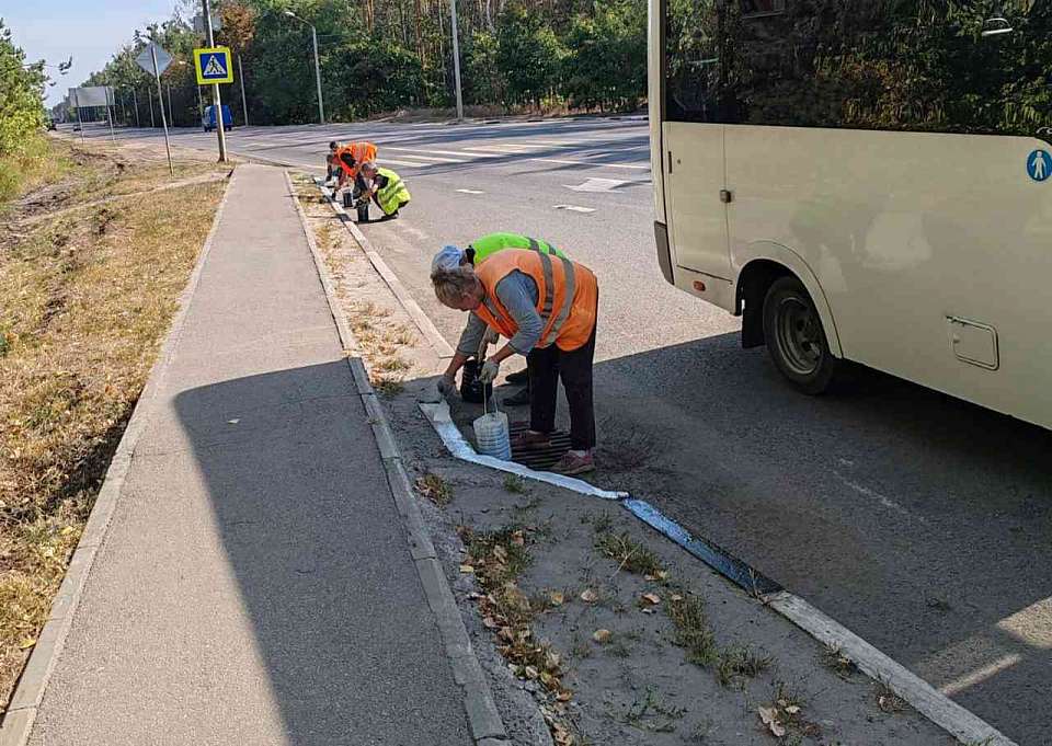 Комбинат благоустройства Железнодорожного района продолжает наносить вертикальную разметку