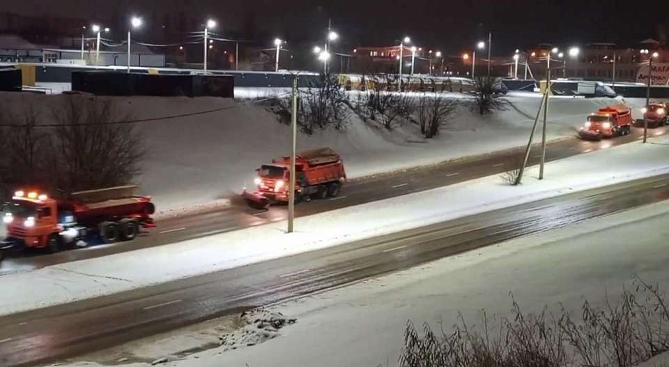 Более 2 тысяч кубометров снега вывезли ночью с улиц Воронежа