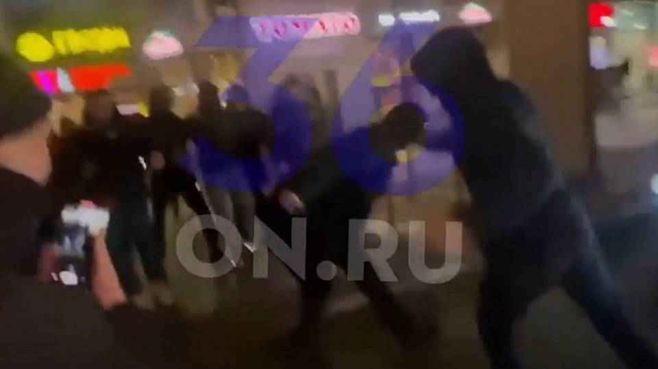 Видео избиения парня за «неправильную» прическу в центре Воронежа появилось в Сети