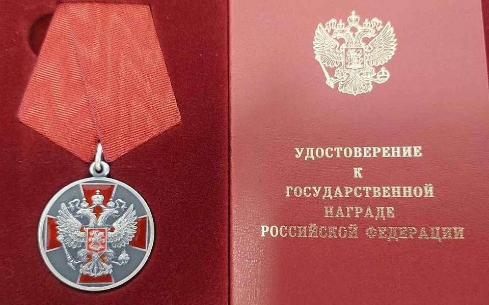 Государственную награду вручили 60-летнему контрактнику из Воронежской области