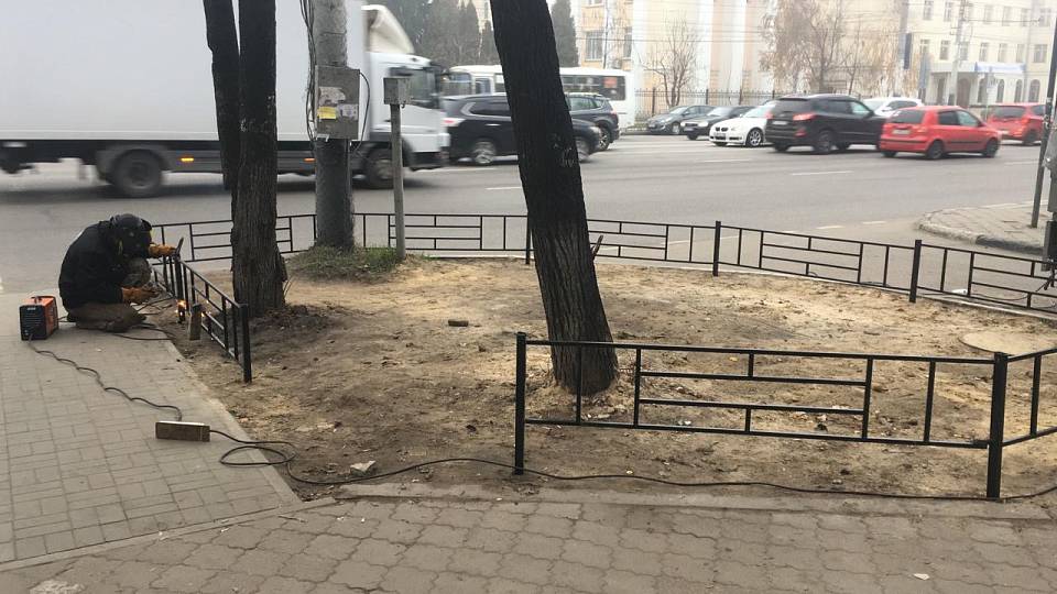 В Ленинском районе территорию облагораживают газонными ограждениями