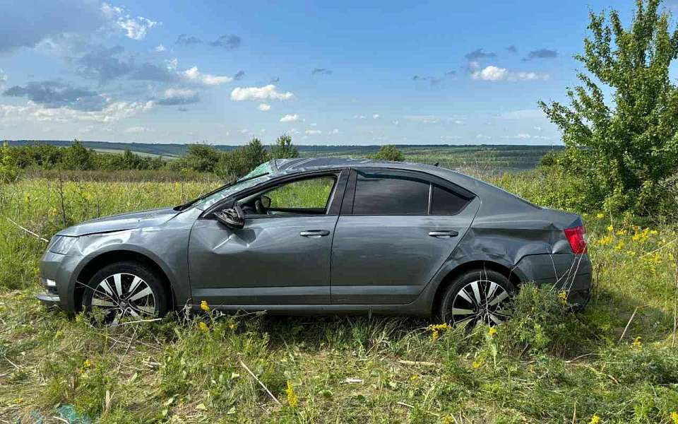 Молодая автомобилистка на Škoda Octavia перевернулась на воронежской трассе