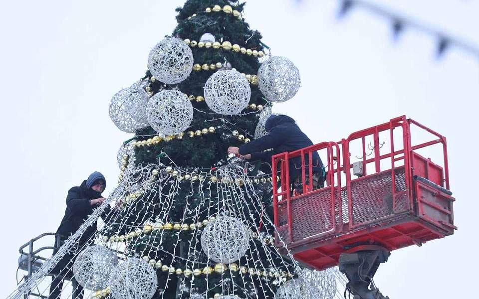 В Воронеже начали разбирать главную городскую елку