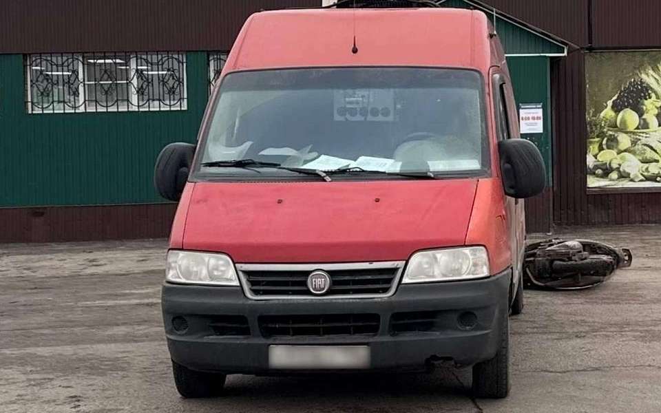Дама на мопеде пострадала в ДТП с микроавтобусом в Воронежской области