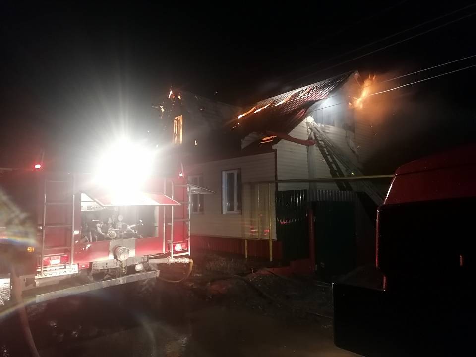 В воронежском райцентре 24 пожарных почти три часа спасали от огня частный жилой дом