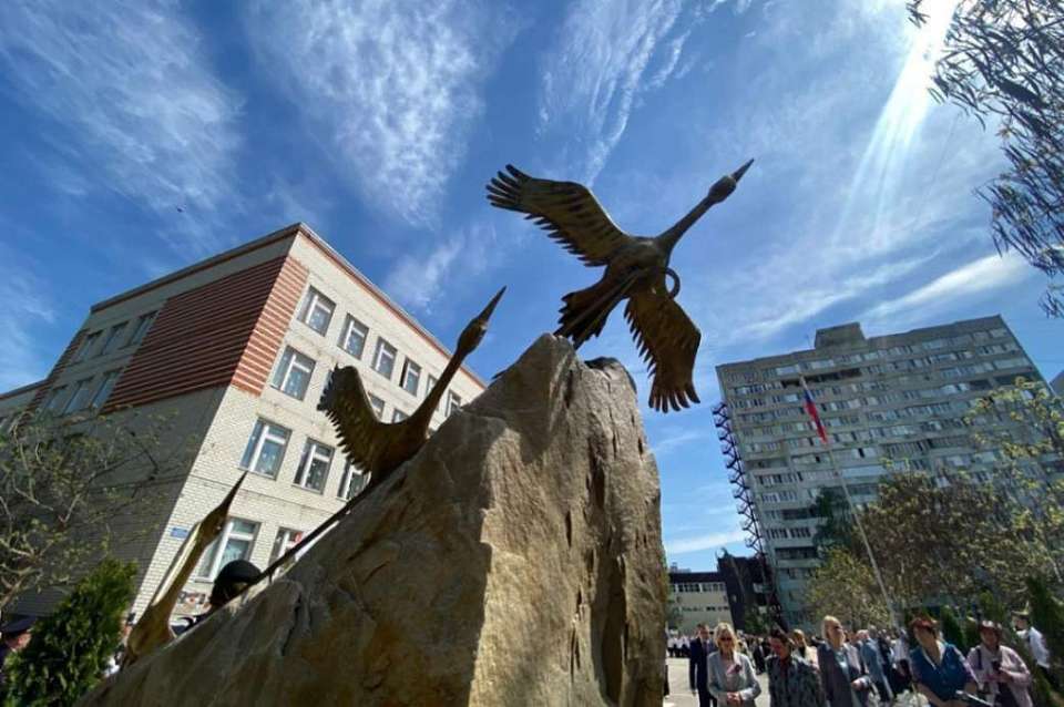 При содействии «Единой России» в воронежской школе № 98 появилась Аллея Славы