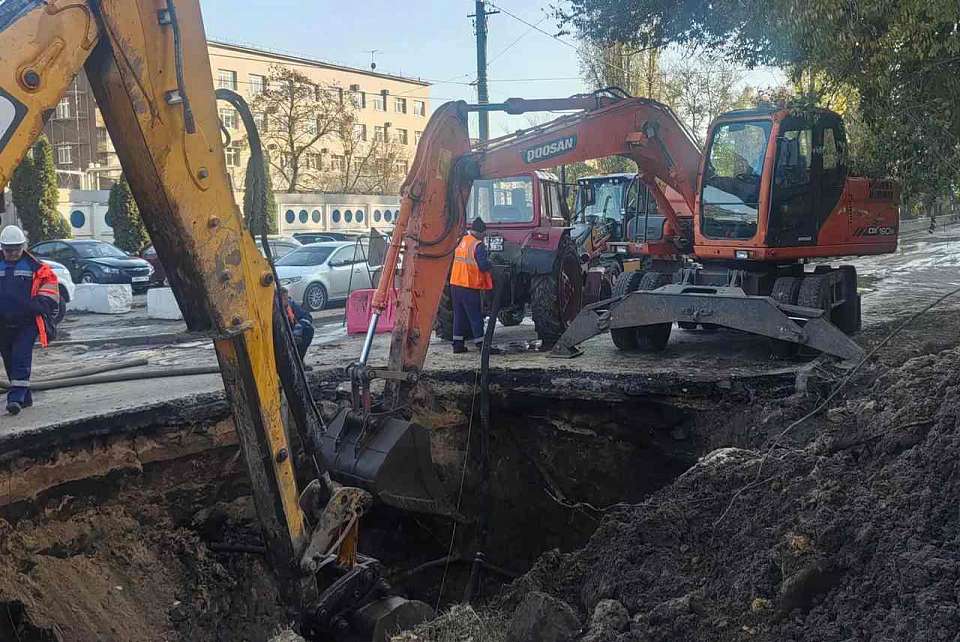 На улице Ленинградской «РВК-Воронеж» приступила к ключевой стадии ликвидации последствий аварии