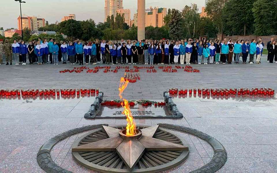В Центральном районе на площади Победы зажгли «Свечи памяти»
