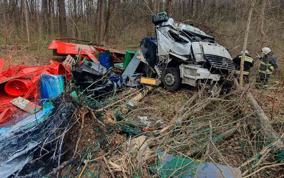 В опрокинувшемся на воронежской трассе грузовом «Мерседесе» погиб 51-летний водитель