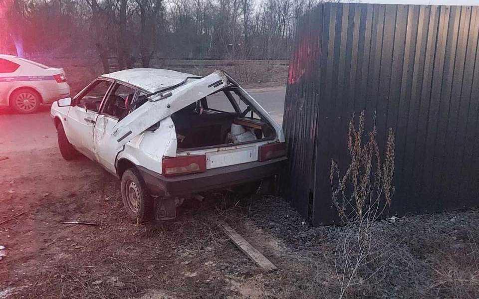 В ДТП «девятки» с мусорным контейнером пострадали 2 человека в Воронеже