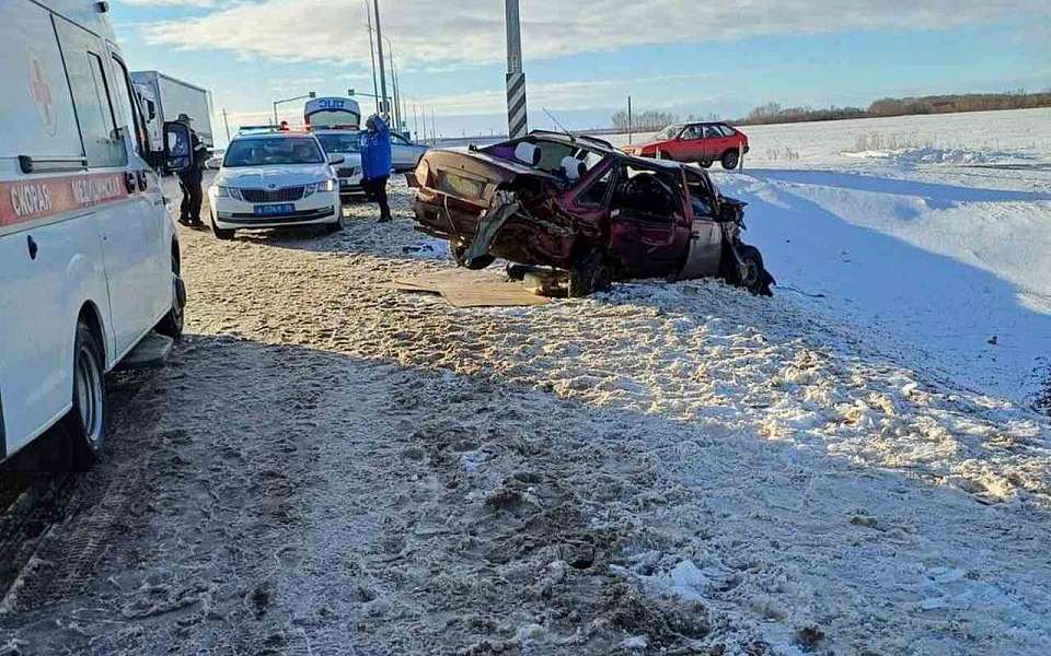 Погибла пассажирка и пострадал водитель в страшном ДТП на воронежской трассе