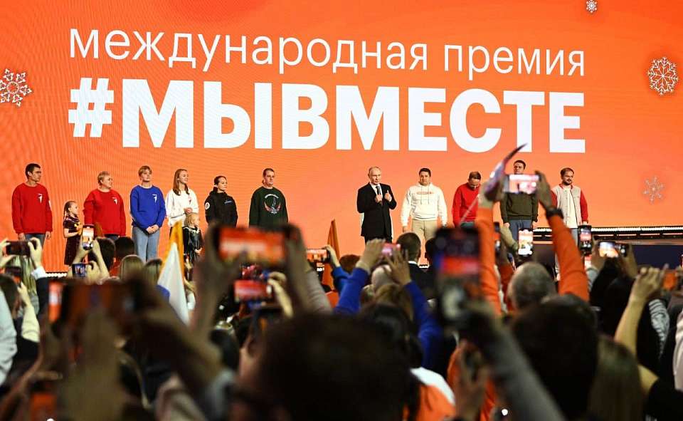 Награждённую Путиным жительницу Воронежа с признанием волонтёром года поздравили губернатор и мэр