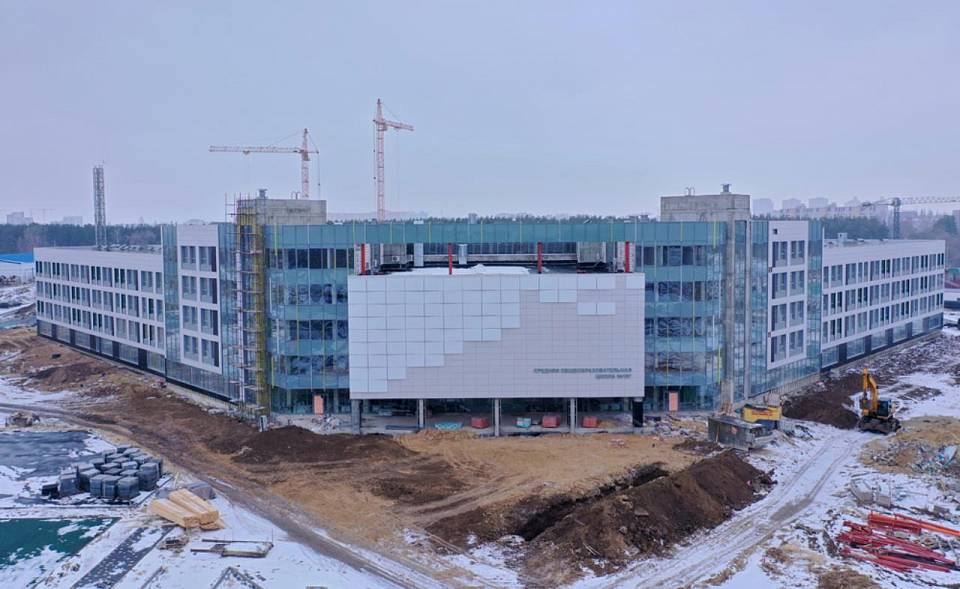 К июлю в Воронеже строители полностью сдадут новую школу на 1500 мест в форме стрелы