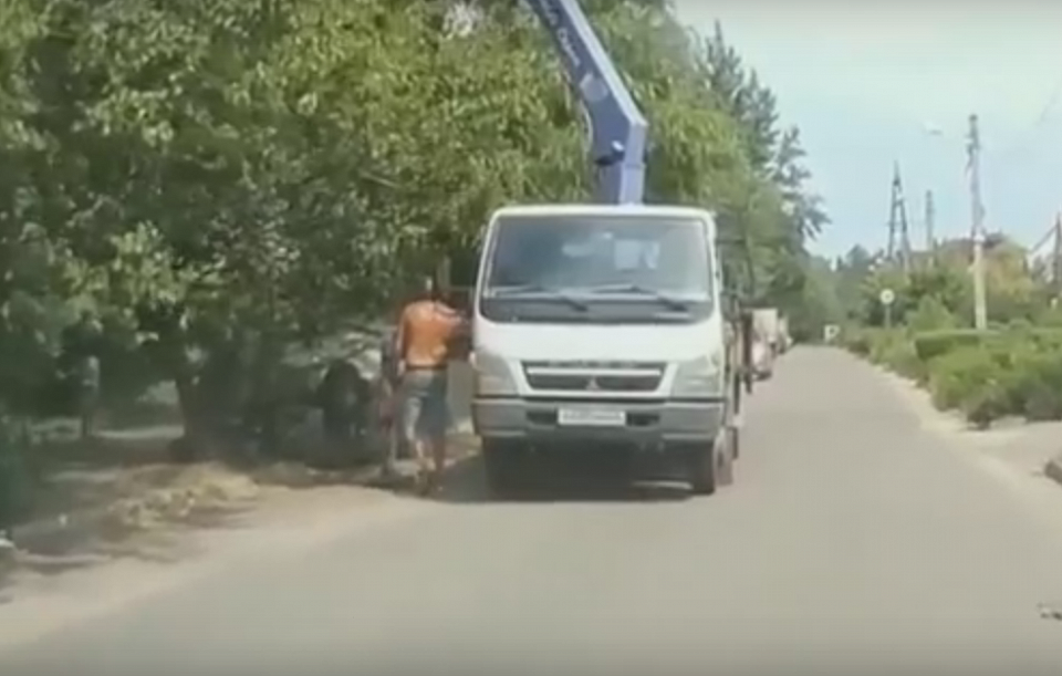 В Воронеже эвакуатор при подъёме уронил автомобиль на крышу (ВИДЕО)