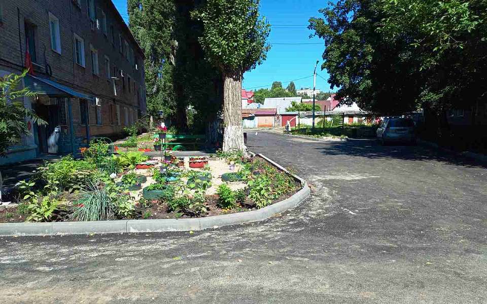В Ленинском районе продолжают благоустраивать дворы