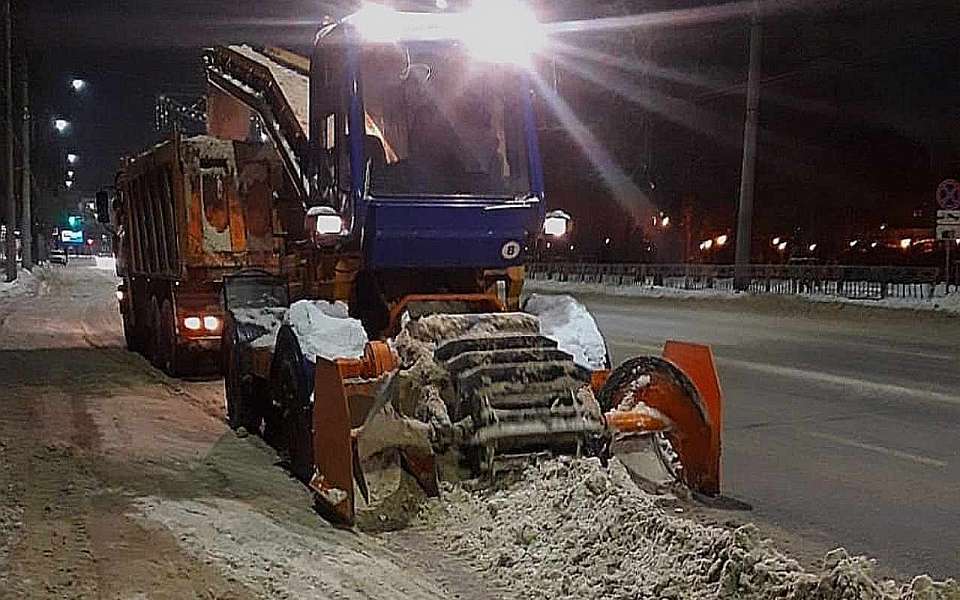 За ночь 1,8 тыс. кубометров снега вывезли с платных парковок в Воронеже 
