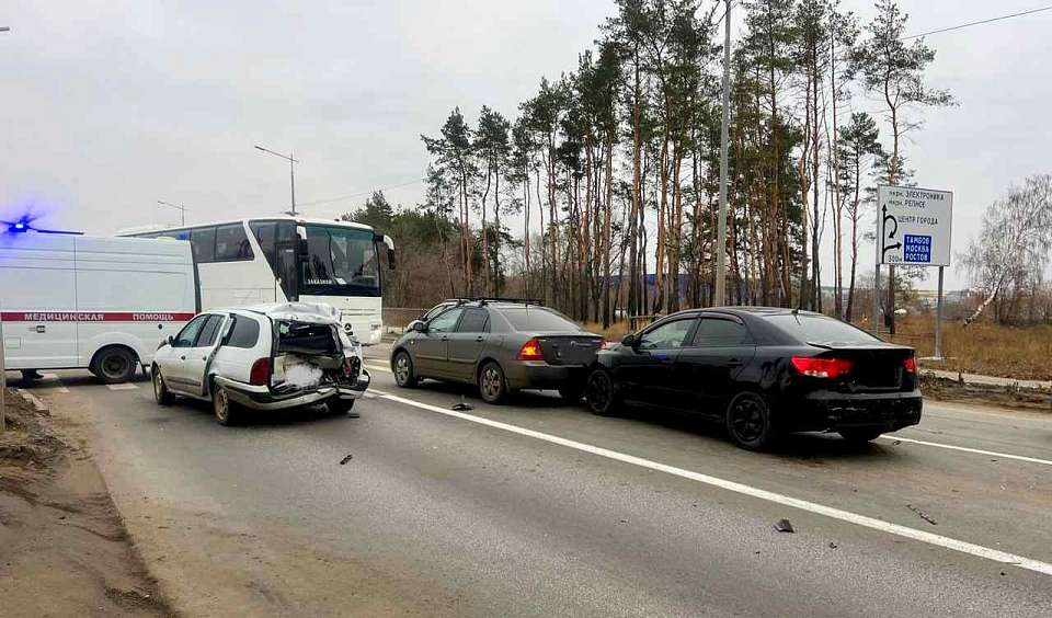 Два человека пострадали в массовой аварии с КамАЗом в Воронеже