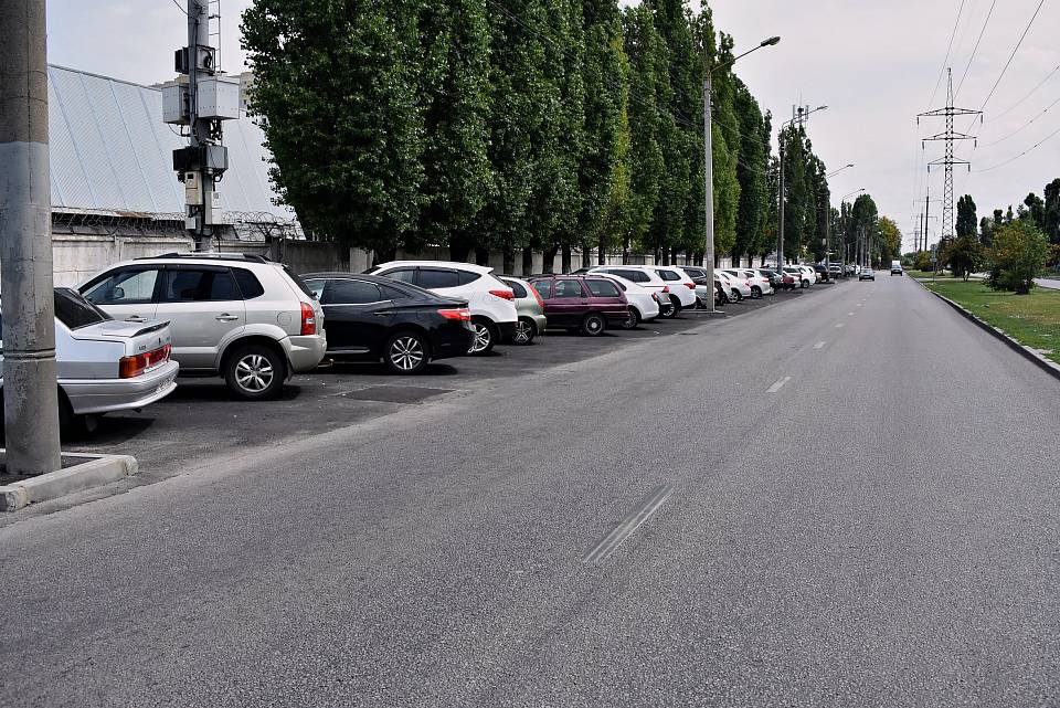 На магистральной улице Воронежа обустроили парковочное пространство для 200 автомобилей