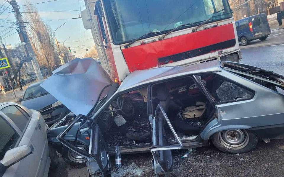 В массовом ДТП в Воронеже пострадал 24-летний автомобилист