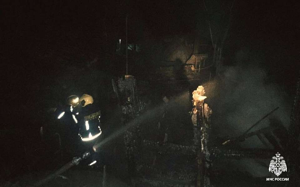 Загоревшийся дачный домик в воронежском посёлке Рыбачий спалил ещё три строения