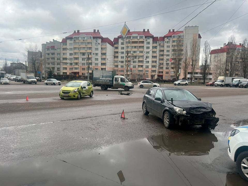 В столкновении «Шевроле» с «Опелем» в Воронеже пострадали оба водителя