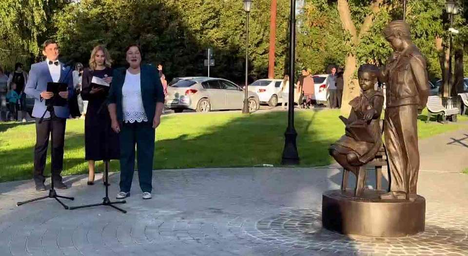 Под Воронежем появился памятник педагогам и ученикам