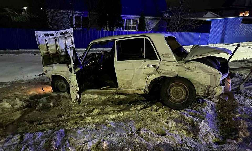 В ДТП под Воронежем пострадали 4 человека, в том числе 17-летний водитель и 13-летняя пассажирка