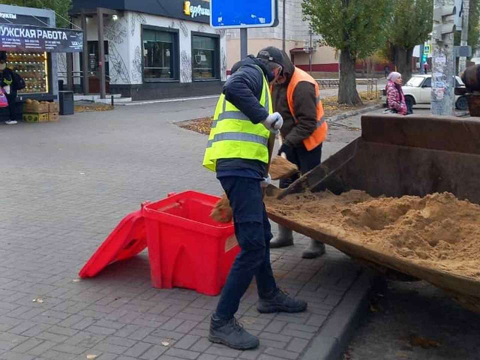 На остановках общественного транспорта в Железнодорожном районе устанавливают контейнеры с пескосмесью