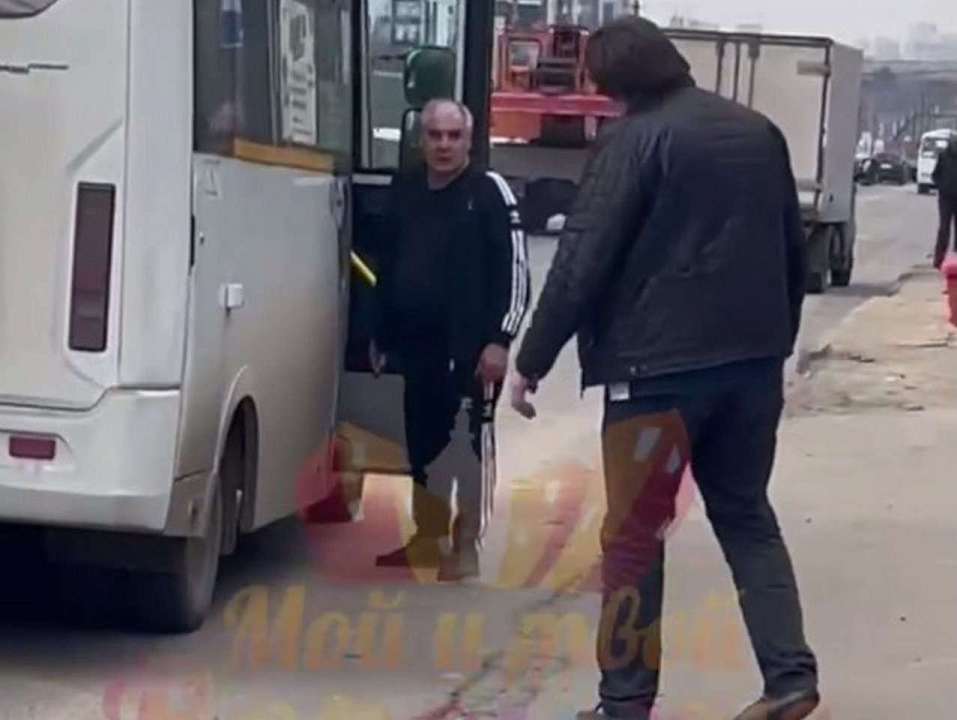 Водитель маршрутки с ножом набросился на другого водителя в Воронеже