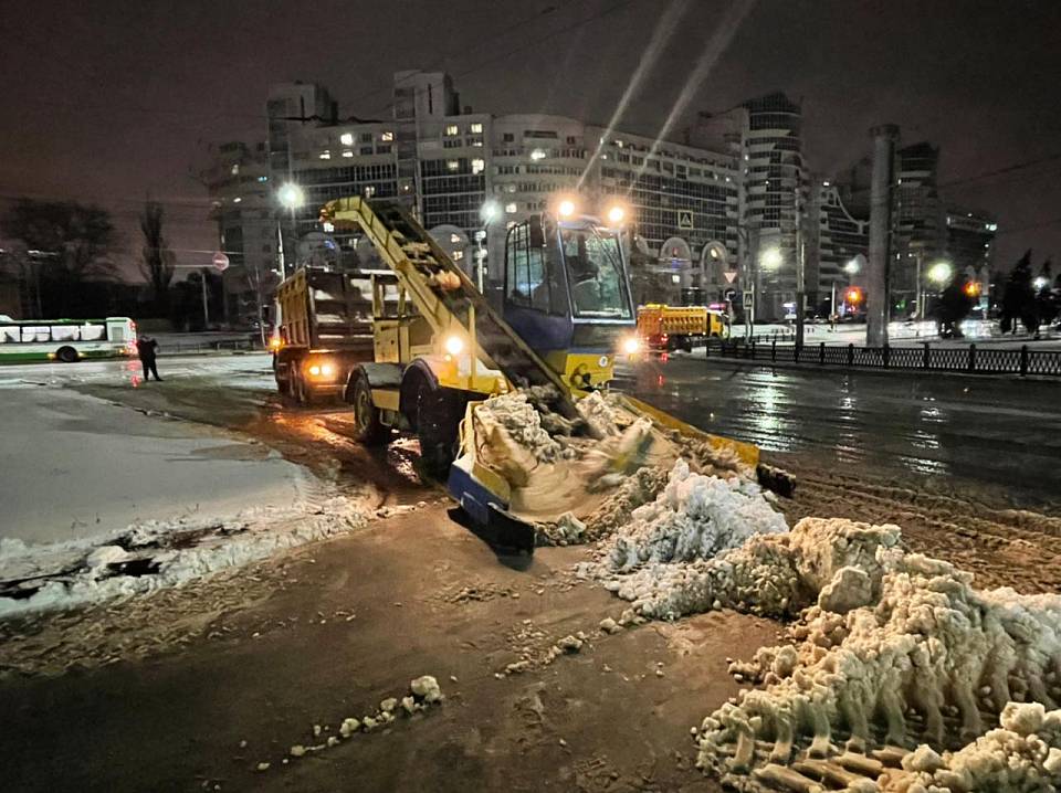 С магистральных улиц Воронежа вывезли 820 кубометров снега