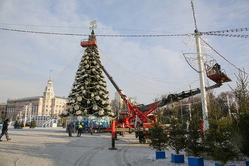 Демонтаж новогоднего убранства площади Ленина в Воронежа завершится к 10 февраля