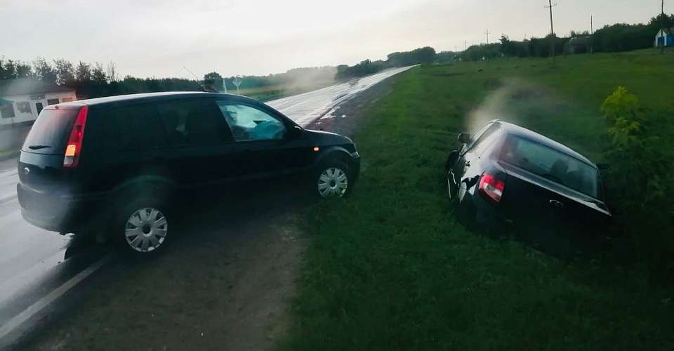 В лобовом столкновении «Форда» с «Ладой» пострадали 3 человека в воронежском селе