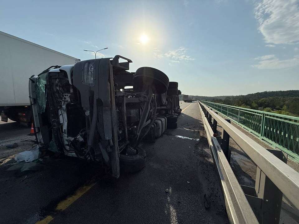 На воронежской трассе перевернулся грузовик