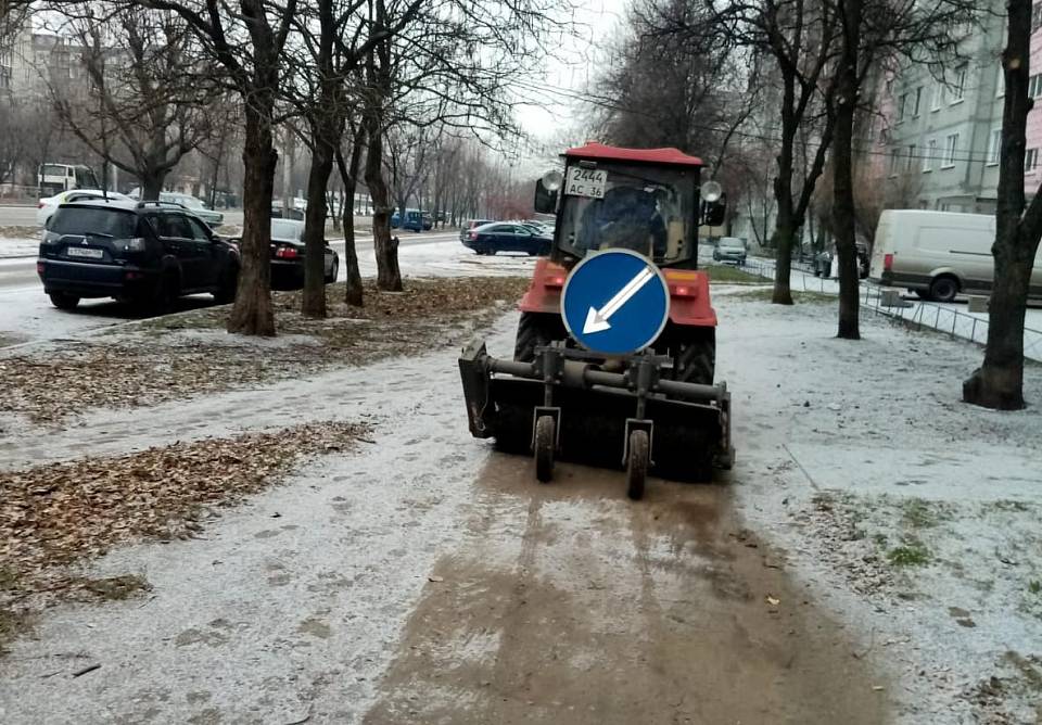 На очистку воронежских тротуаров от снега вышла малая коммунальная техника