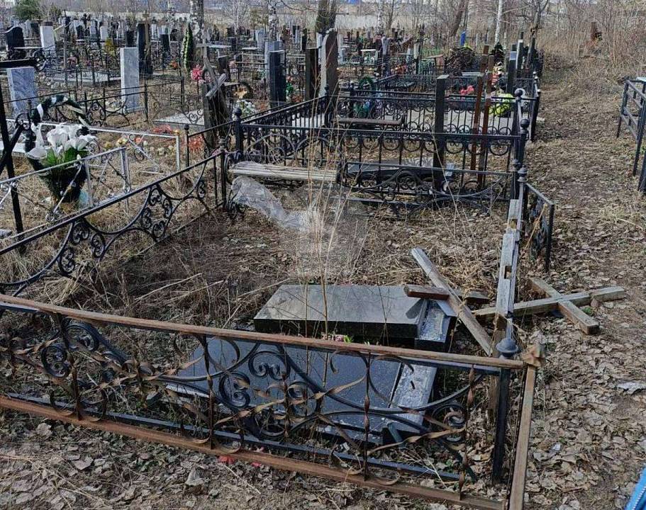 На могилах воронежского кладбища вандалы разгромили памятники и кресты