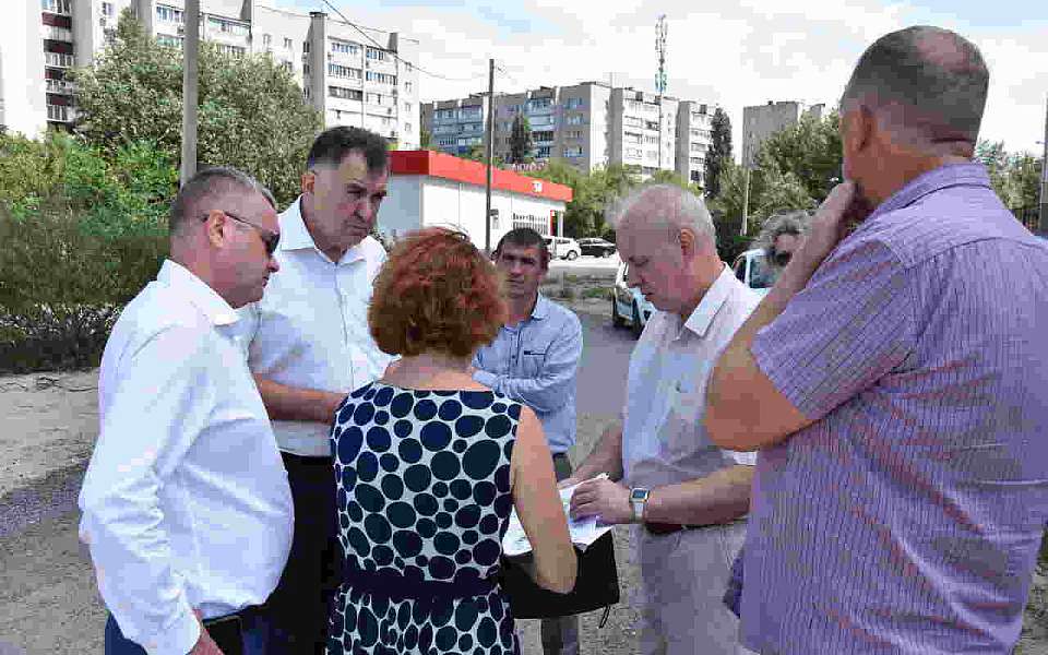 На выездном совещании обсудили вопросы развития густонаселенного микрорайона на улице Артамонова