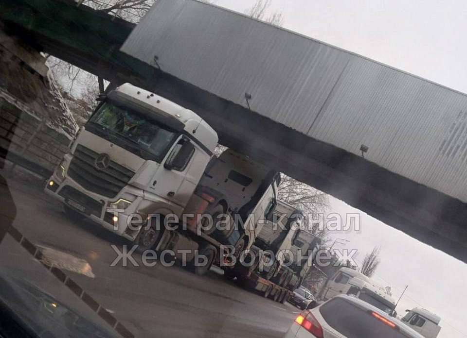 Фура на проспекте Патриотов в Воронеже застряла под мостом и образовала мощную пробку