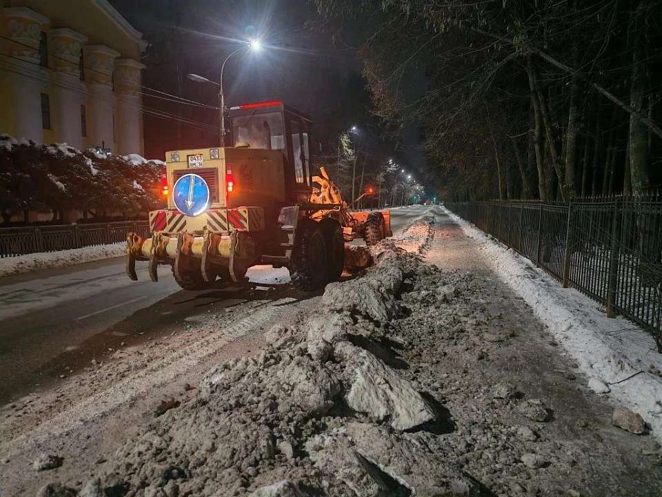За ночь с улиц Воронежа вывезли 2,7 тыс. кубометров снега
