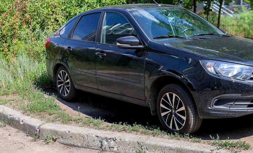 За парковку на газонах в Воронеже продолжают наказывать