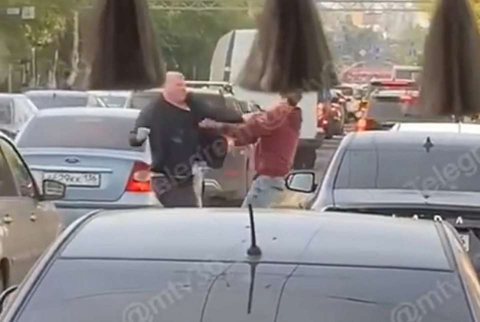Свидетелями жестокой драки между двумя водителями стали воронежцы