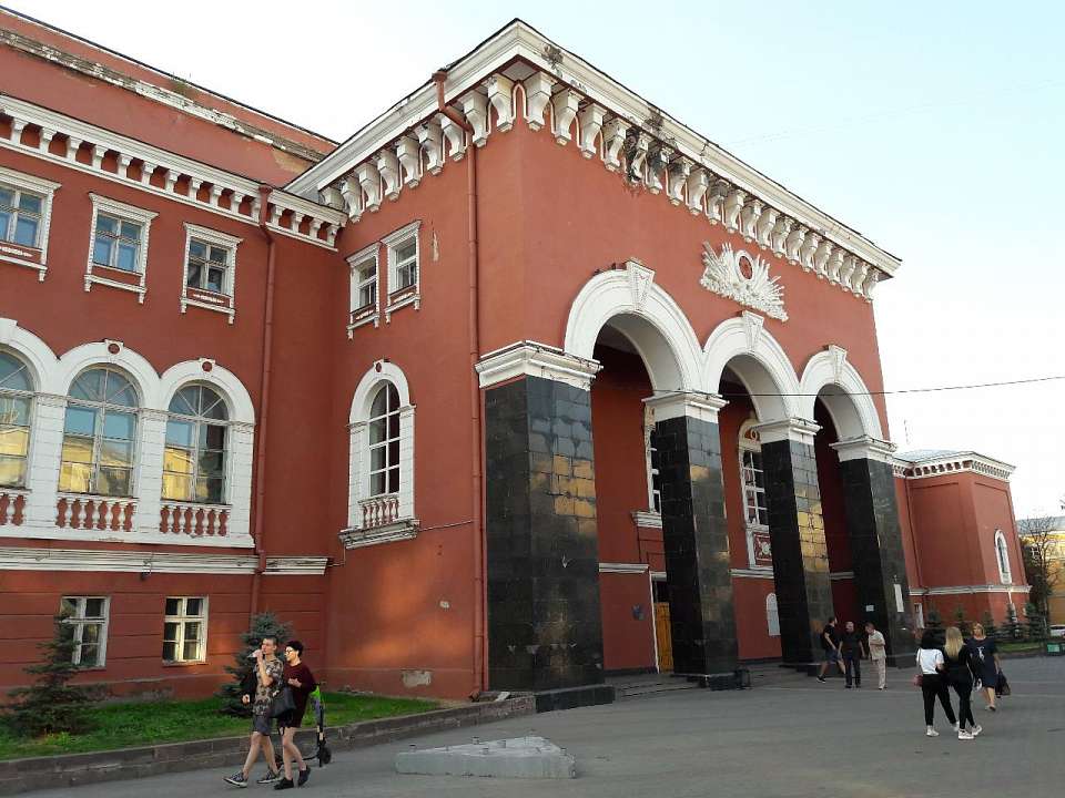 Шлагбаум и столбики-ограничители установят в Воронеже у бывшего Дома офицеров 