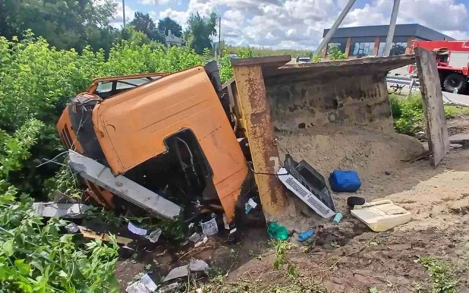 Женщина погибла и 5 человек пострадали в страшном ДТП Geely с грузовиком на воронежской трассе