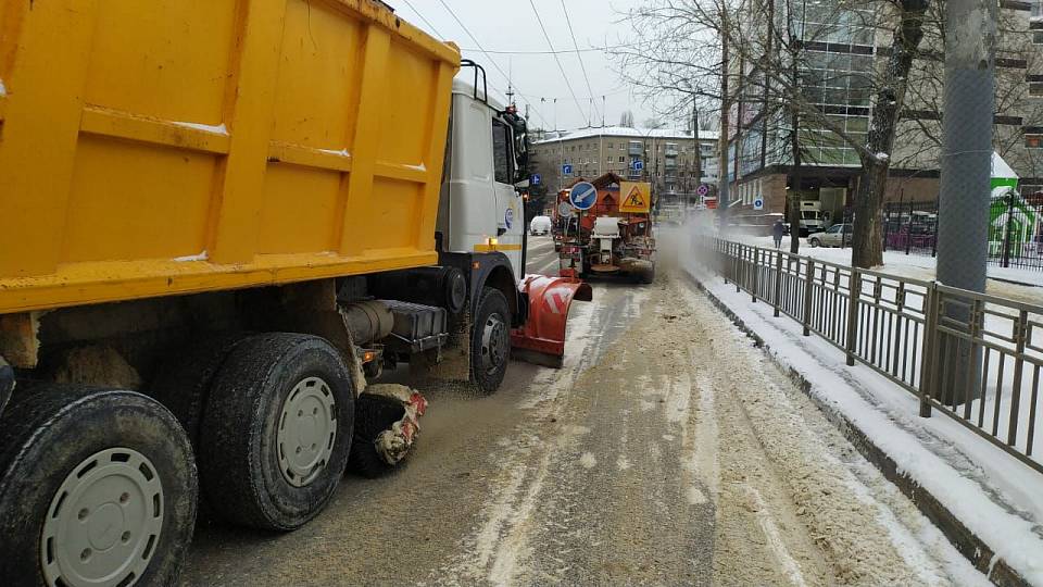 В Воронеже продолжается битва коммунальщиков со снегопадом
