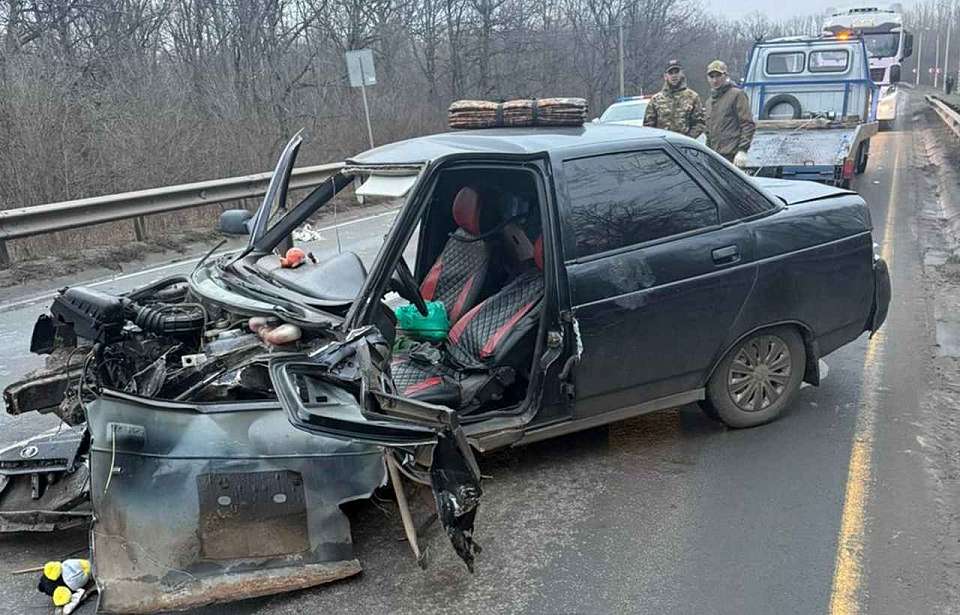 Автомобилистка на «Ладе» врезалась в барьерное ограждение на воронежской трассе