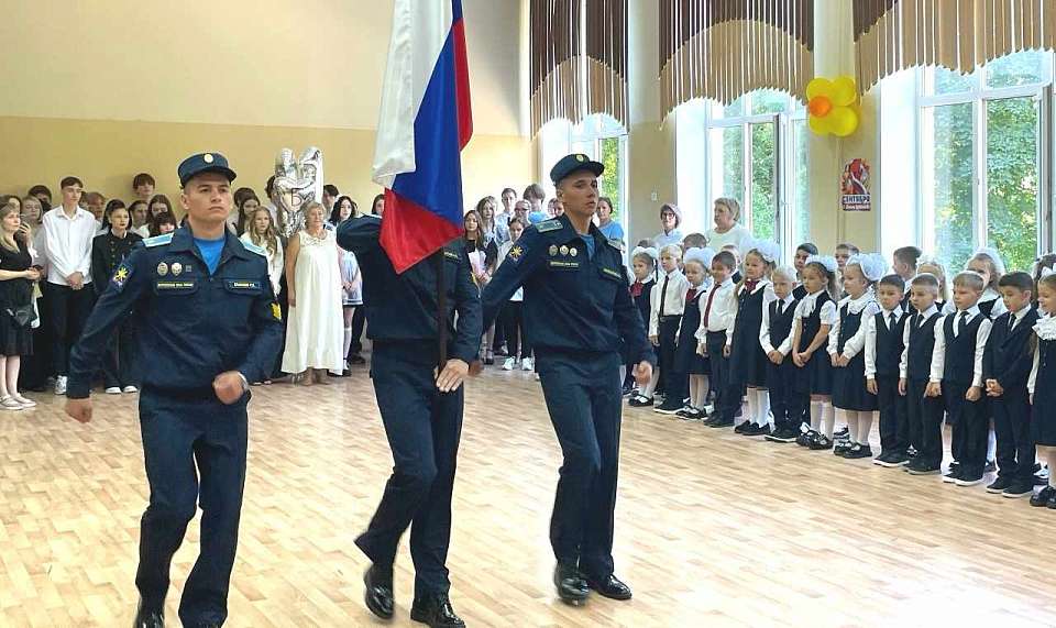 В Ленинском районе в День знаний взрослые уделили много времени школьникам