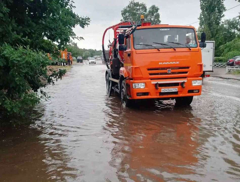 Водооткачивающая техника из-за дождя уже направлена на улицы Воронежа