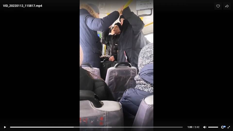 Пьяная потасовка в воронежском автобусе попала на видео 