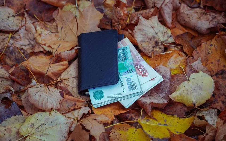 Фантастическую сумму отдал мошенникам 55-летний мастер из Воронежской области