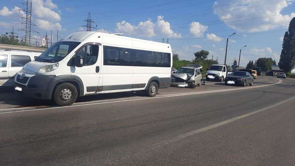 В ДТП с рейсовым автобусом в Воронеже пострадали два пассажира