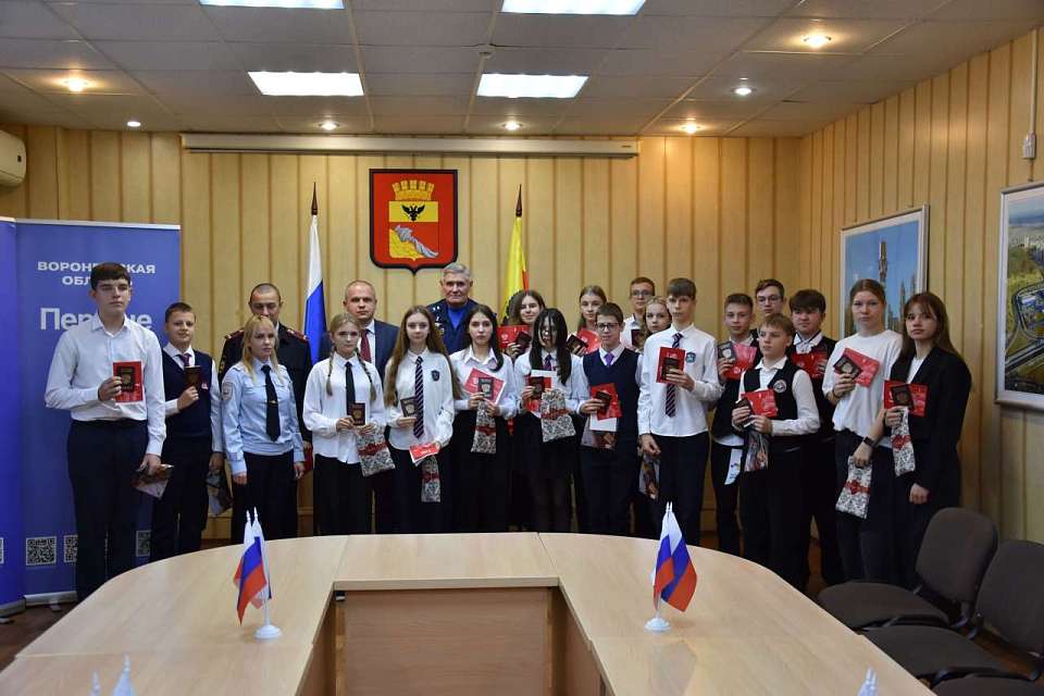 Юным жителям Железнодорожного района торжественно вручили первые паспорта